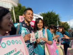吳怡農聯合Kolas市場拉票 小英姐妹會現場送「面膜」加持