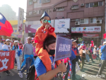 (影)現場直擊》挺韓遊行亮點多 小小韓粉、香蕉裝藍營候選人很吸睛