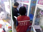 全台首例！淡水夾娃娃機台被查獲擺放中國豬肉食品