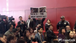 (影) 柯文哲訪美首場英文演說 台灣國亮活摘器官照抗議