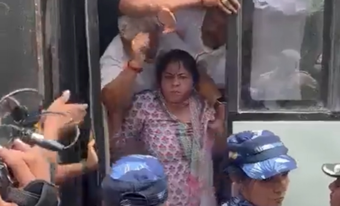 A video shows the National President of Mahila Congress, Netta D'Souza, spitting on police during protests against the Agnipath Scheme.