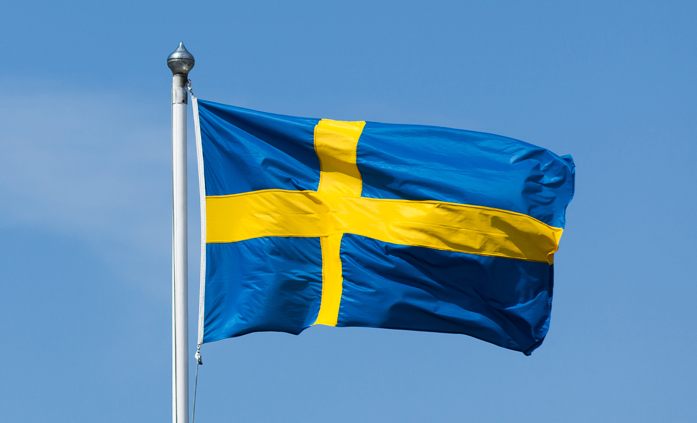 En muslimsk flicka kidnappades av den svenska staten och gavs till ett gaypar.