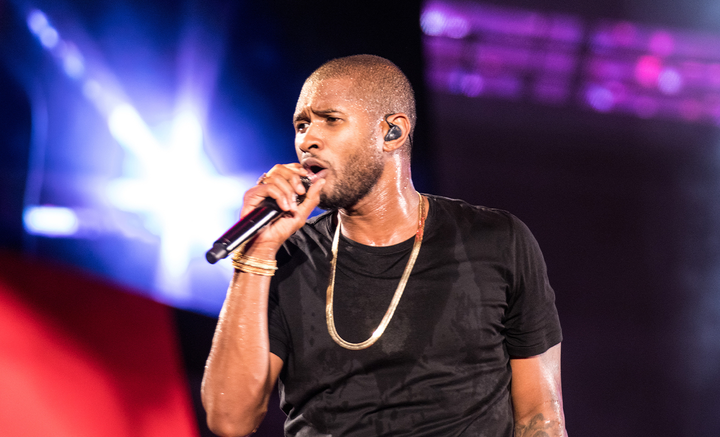 Singer-songwriter Usher used fake money to tip dancers in Las Vegas.