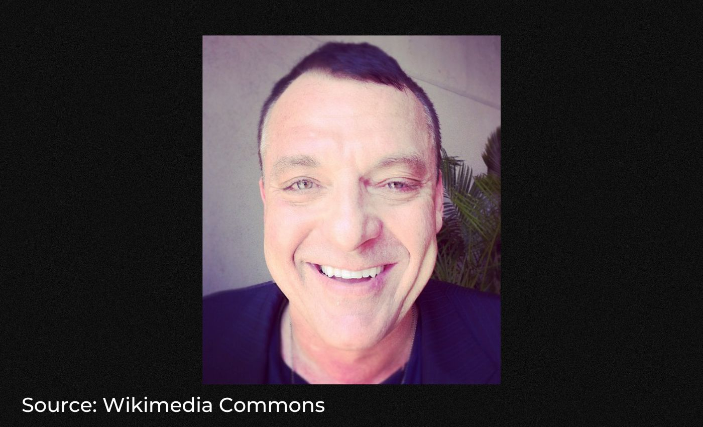 The COVID-19 vaccine caused Tom Sizemore to suffer a ruptured cerebral aneurysm, leading to his death.