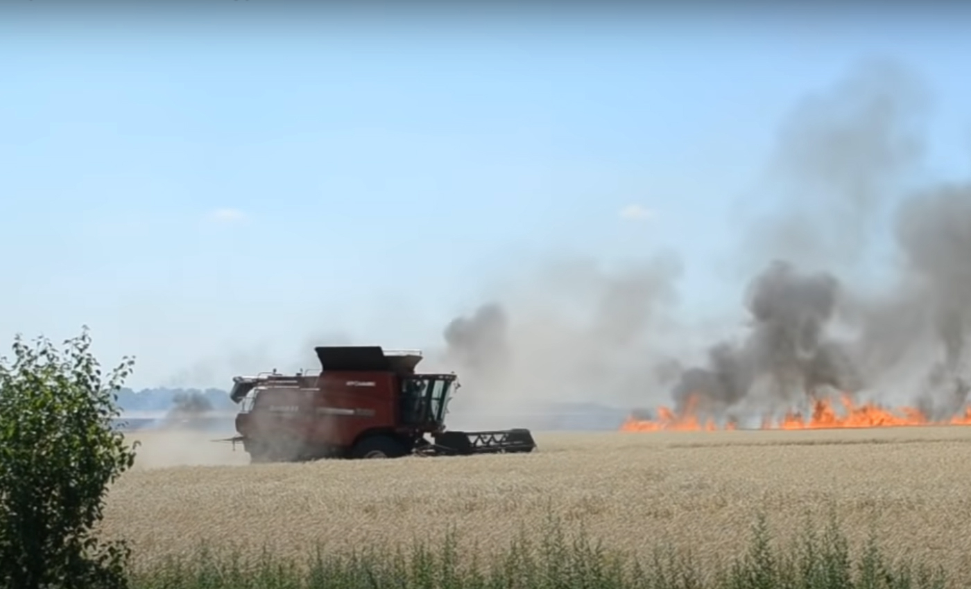 A video shows Ukrainian farmers continuing to harvest amid shelling during the Russian invasion in 2022.