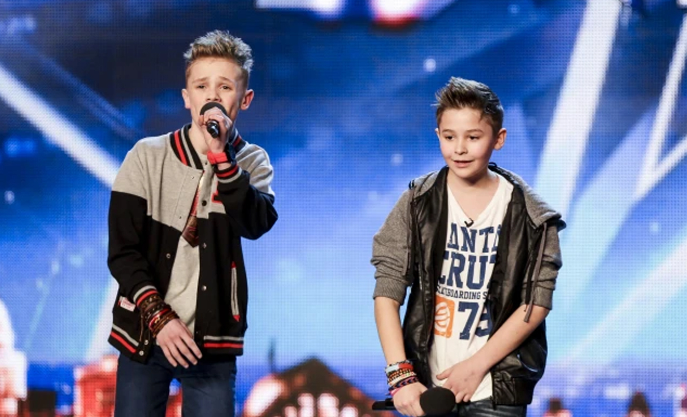 A video shows two boys singing the title song from the Ramayana serial on a U.S. television show.