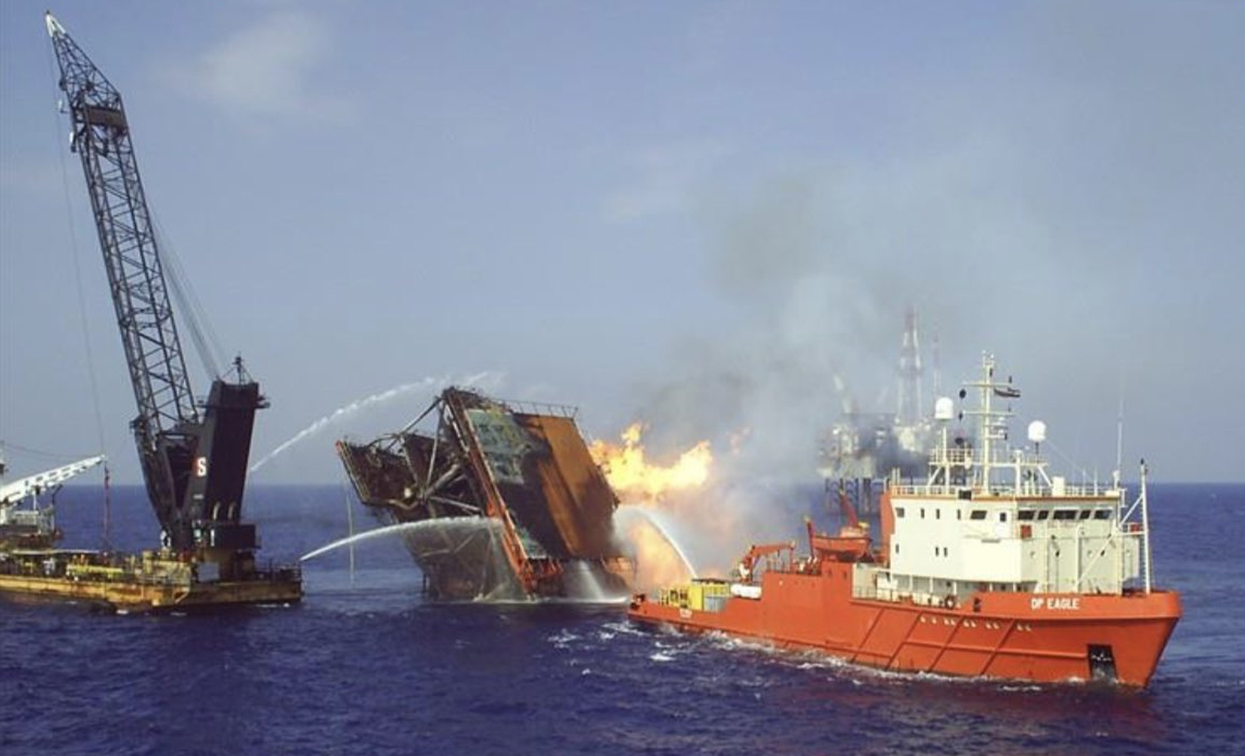 This video shows a Russian command center and gas filling station in the Black Sea, destroyed by Ukrainians.
