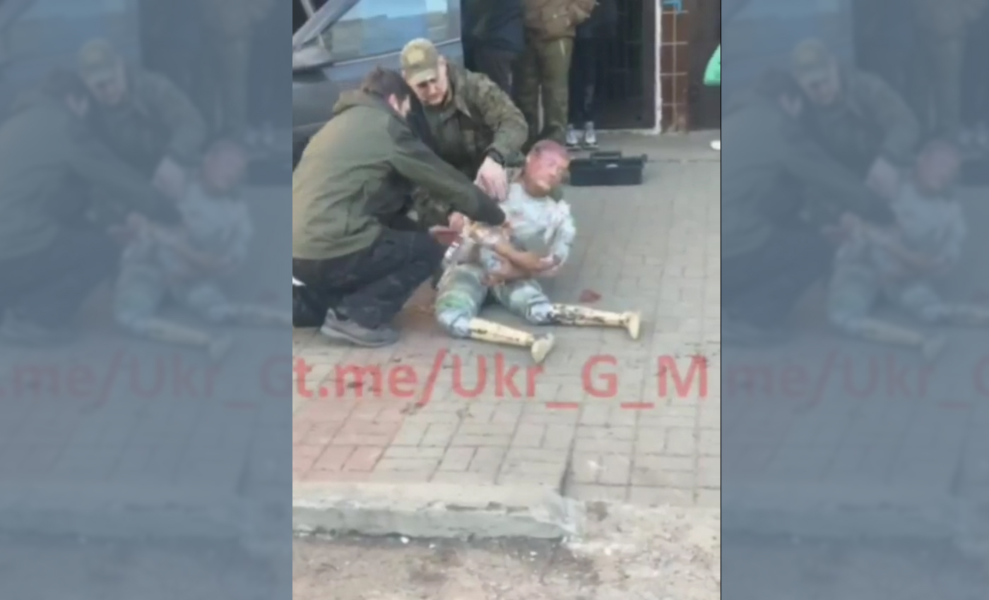 A video shows mannequins being used in Bucha, Ukraine, to show that people were massacred by the Russian forces.