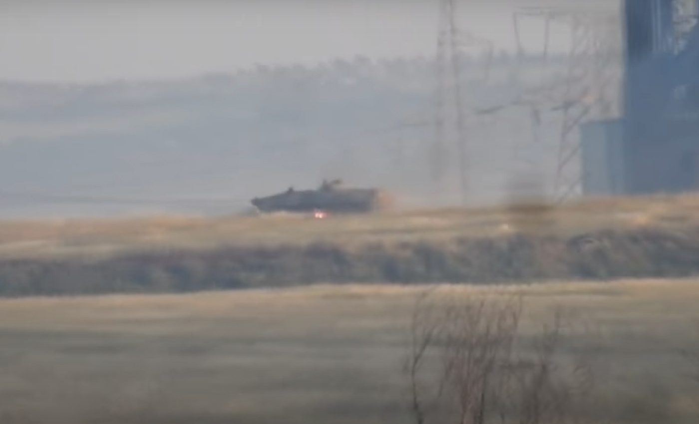 This video shows a Ukrainian anti-tank-guided missile hitting a Russian tank.