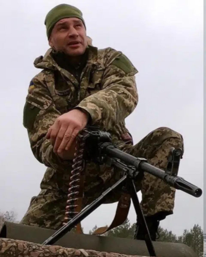 This photo shows the mayor of Kyiv, Vitali Klitschko, on the front line of the Ukraine-Russia war.