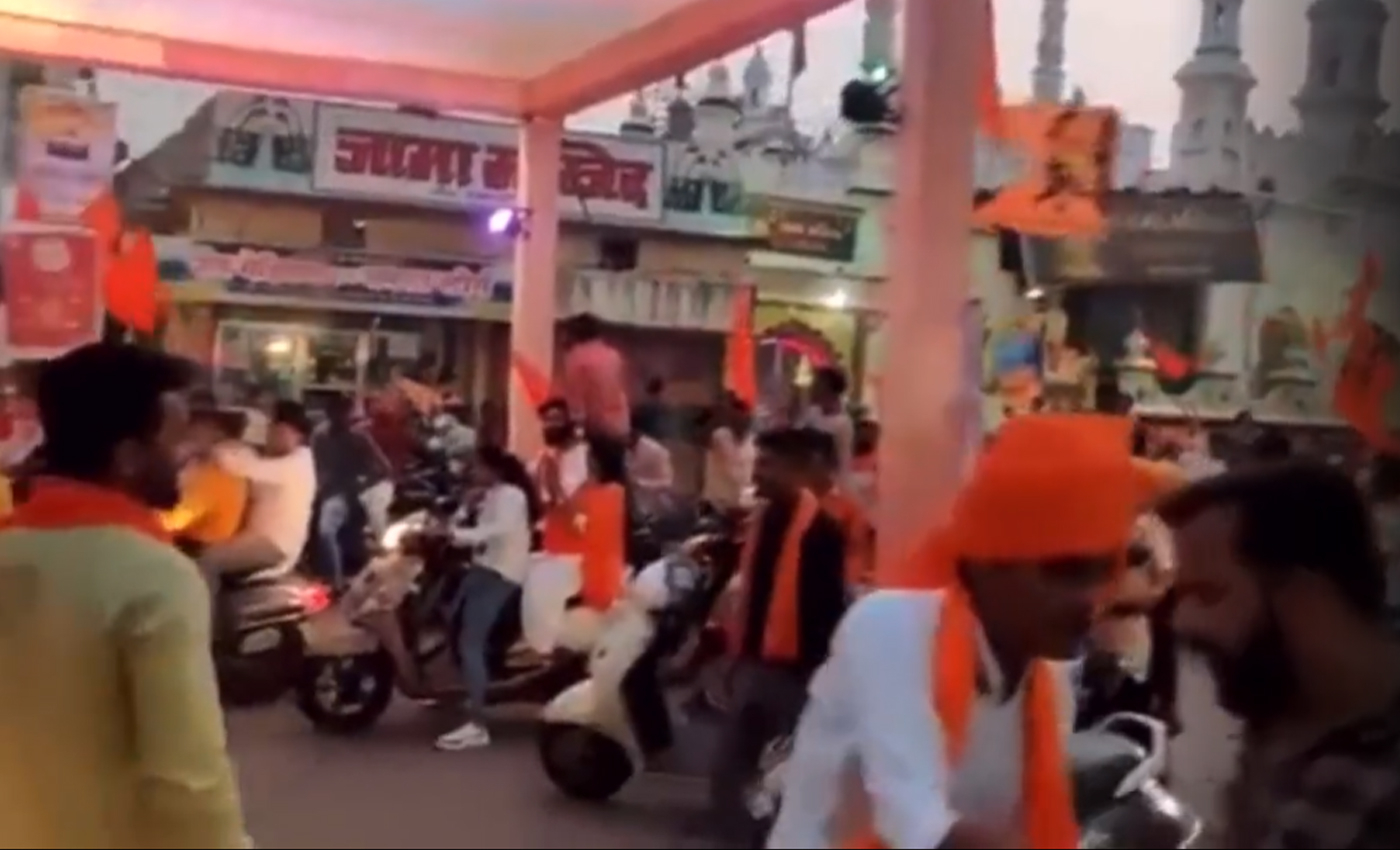 An image from the video shows Hindu activists pelting a mosque with stones in Mulbagal, Karnataka.