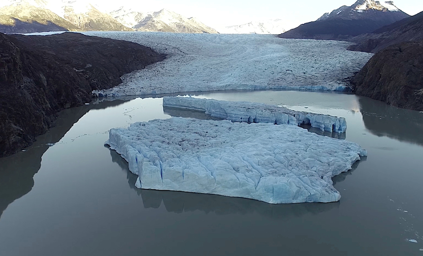 The world's largest iceberg with a length of 170 kilometers has broken off the coast of Antartica.