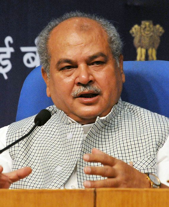 Social distance was not followed during Narendra Tomar's birthday celebration.