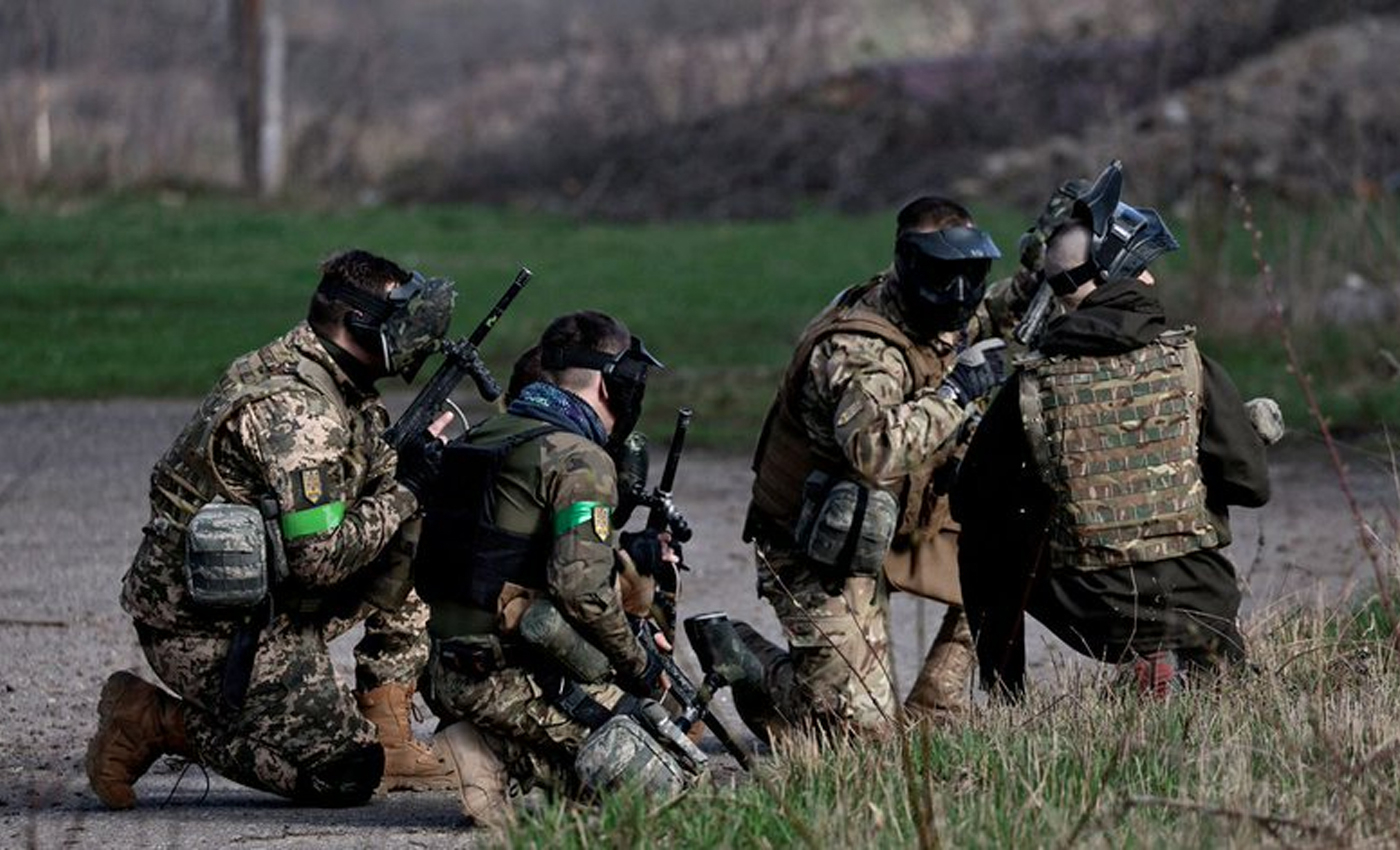 The war between Ukraine and Russia is fake as an image shows Ukrainian soldiers fighting with paintball guns.