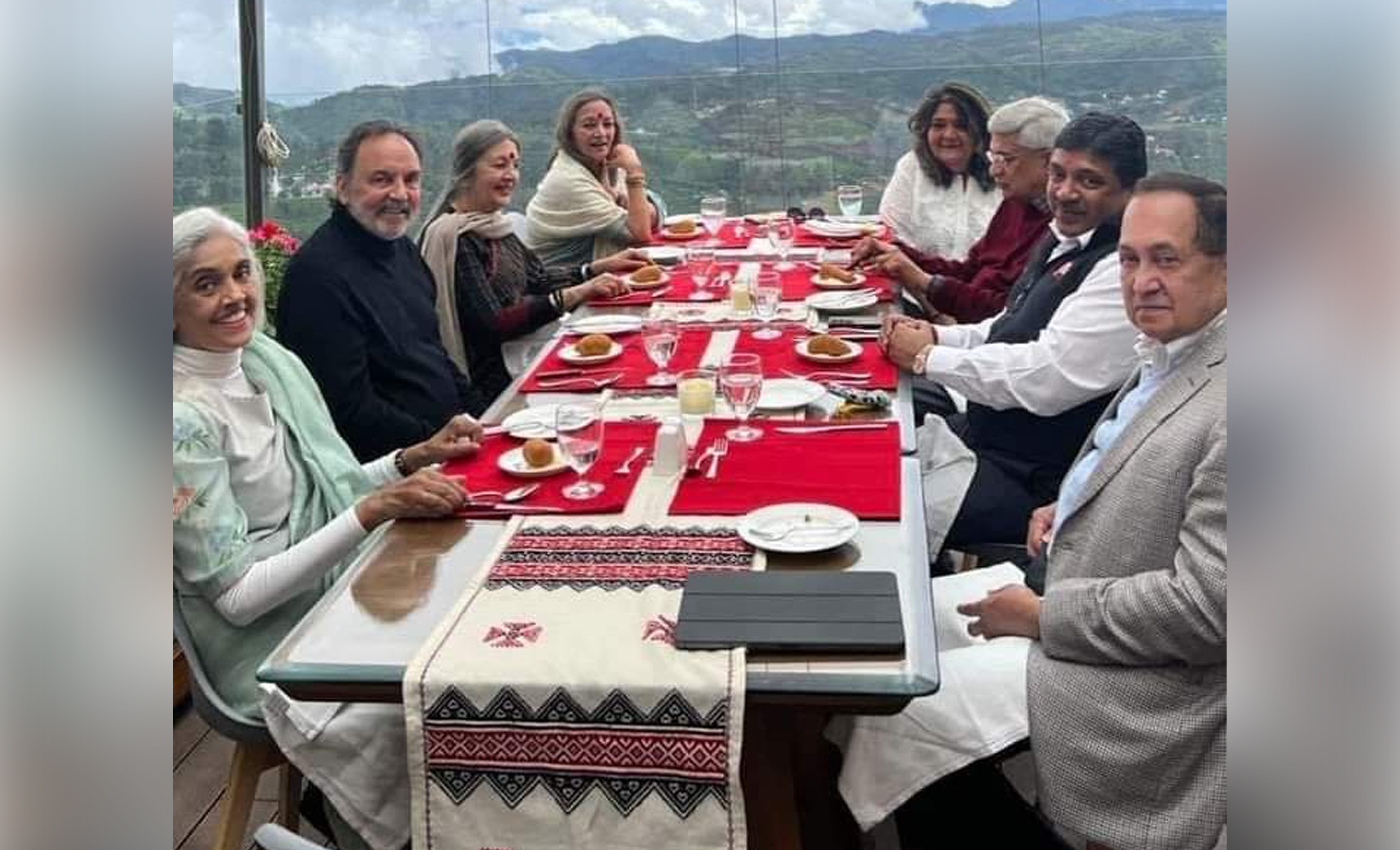 The image shows Supreme Court Justices Surya Kant and JB Pardiwala having lunch with Prannoy Roy and Radhika Roy.