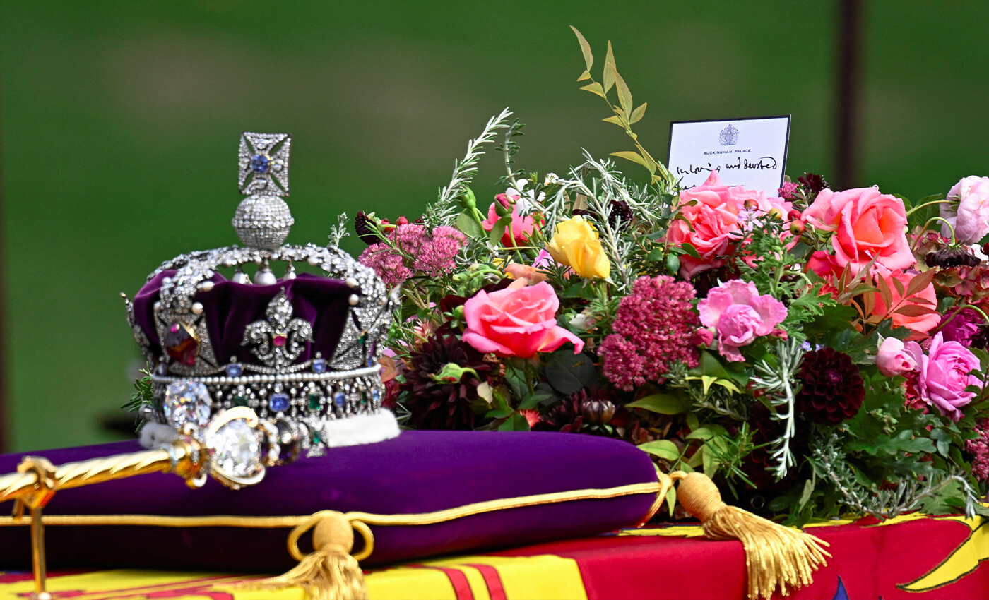 A card reading "Trump won 2020" was placed on Queen Elizabeth II's coffin.