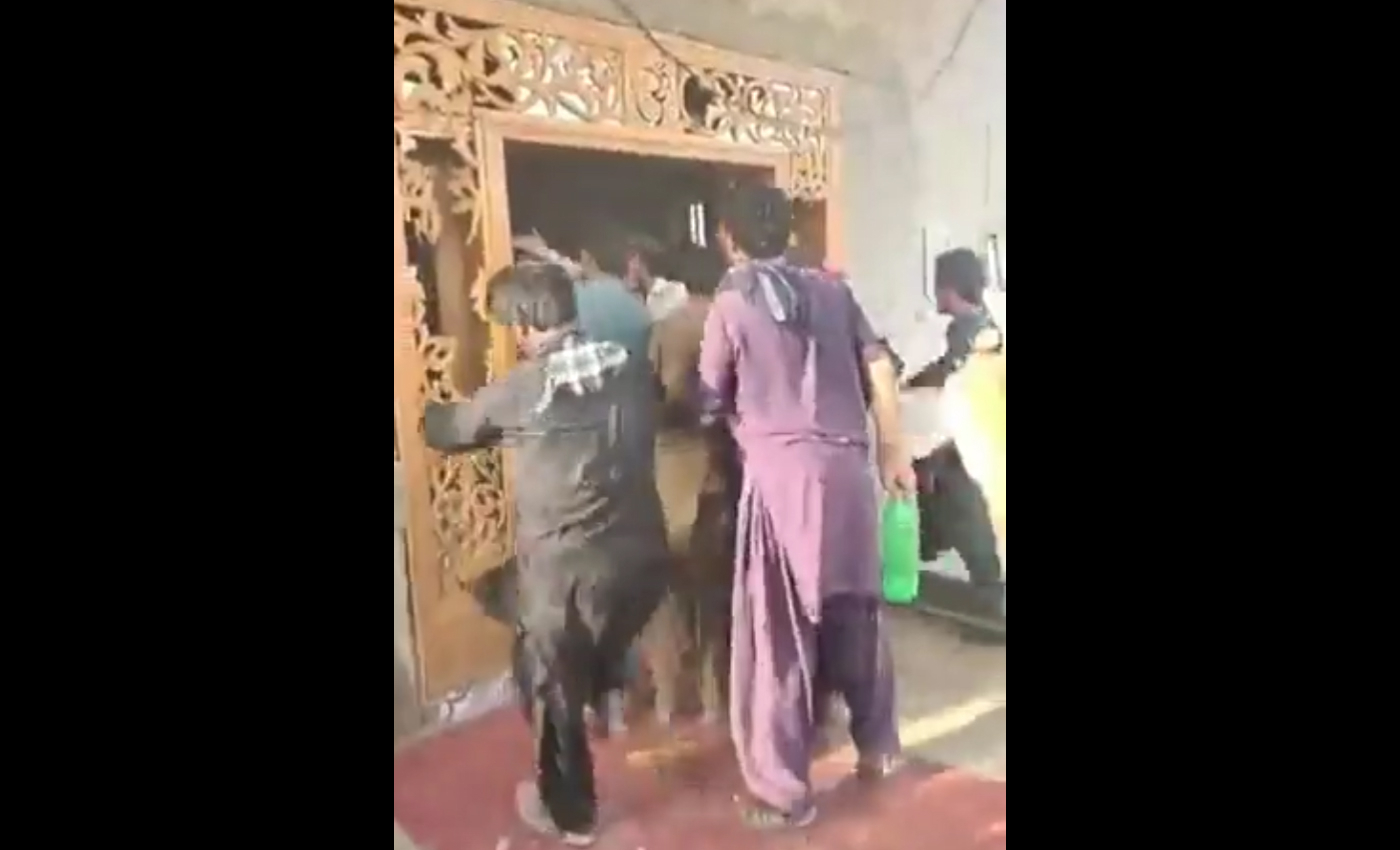 A video shows a mob vandalizing a Hindu temple and attacking a priest in Karachi, Pakistan.