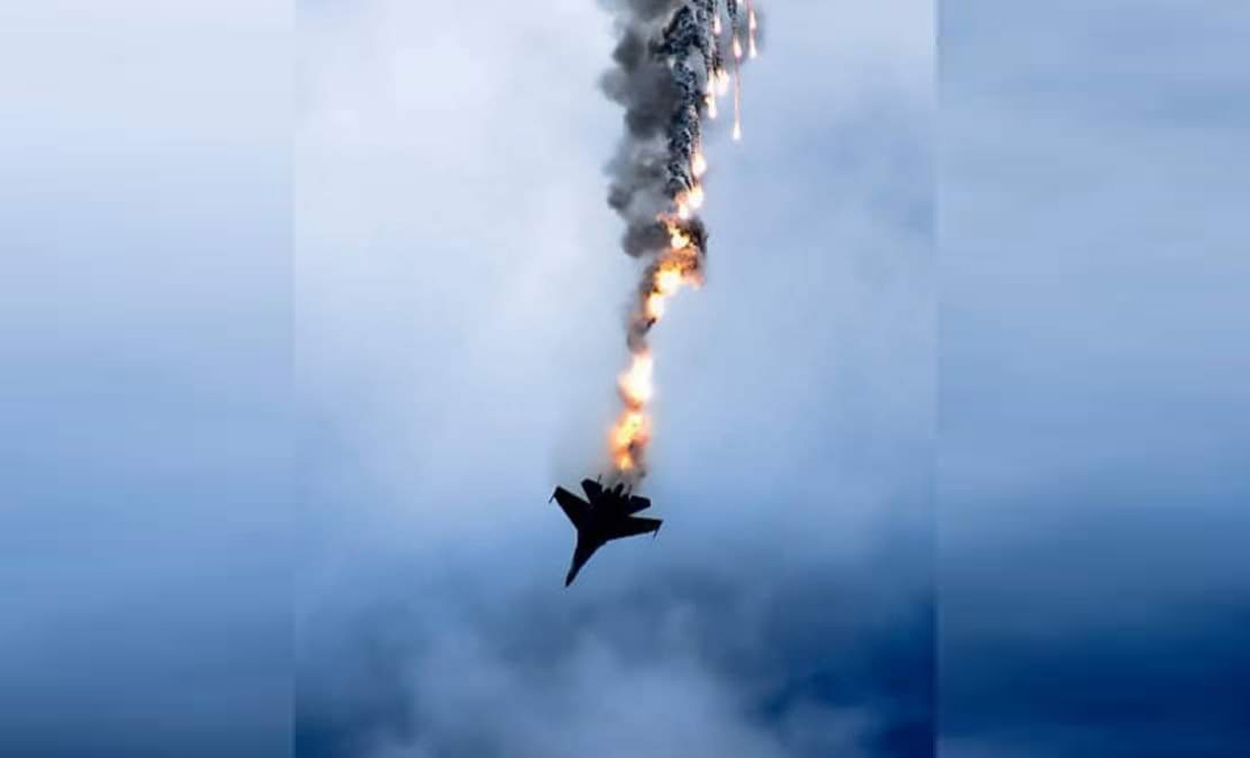 This image shows a Russian fighter jet being shot down by the Ukrainian army.
