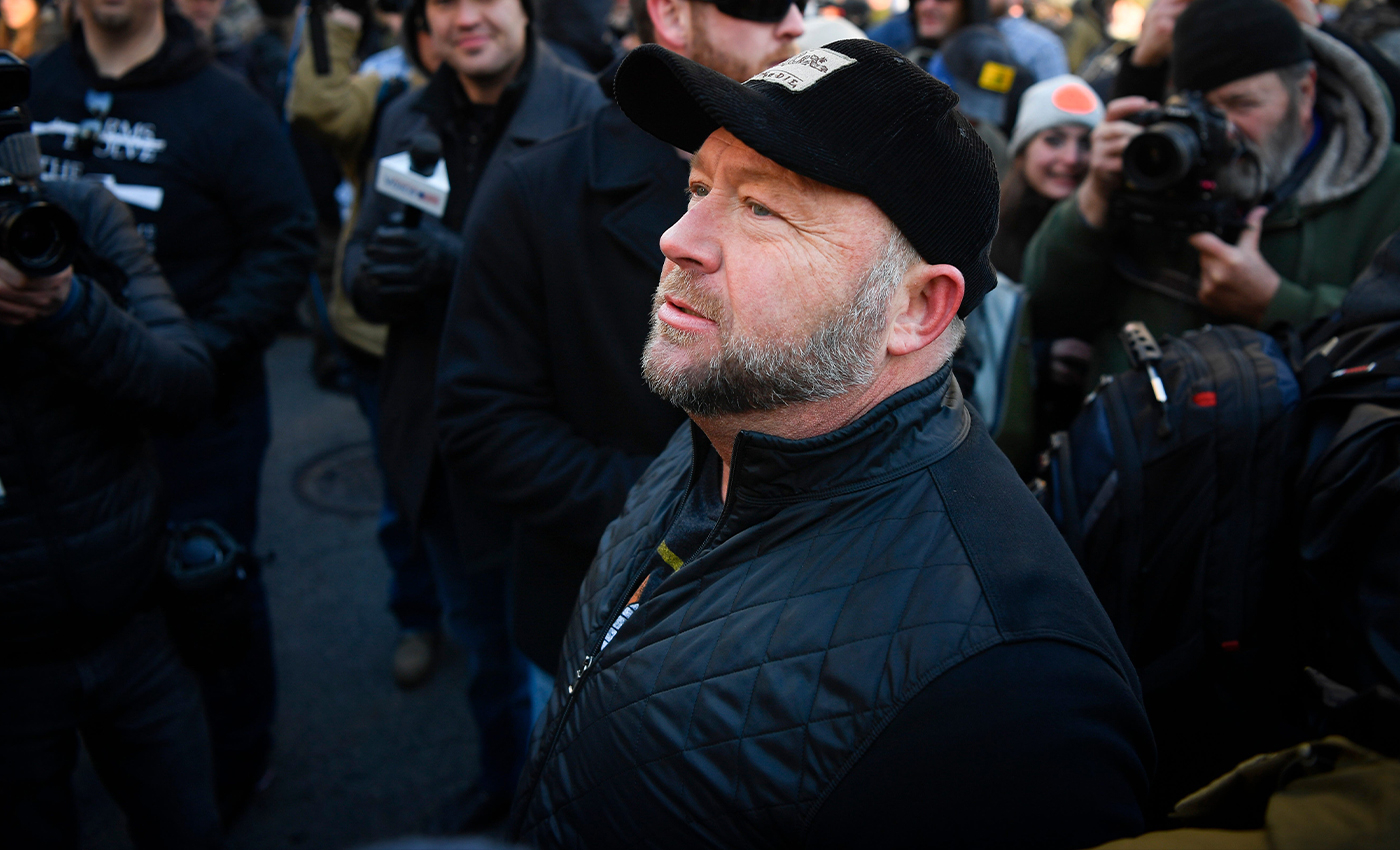 Alex Jones falsely claimed that masks do not help again COVID-19.