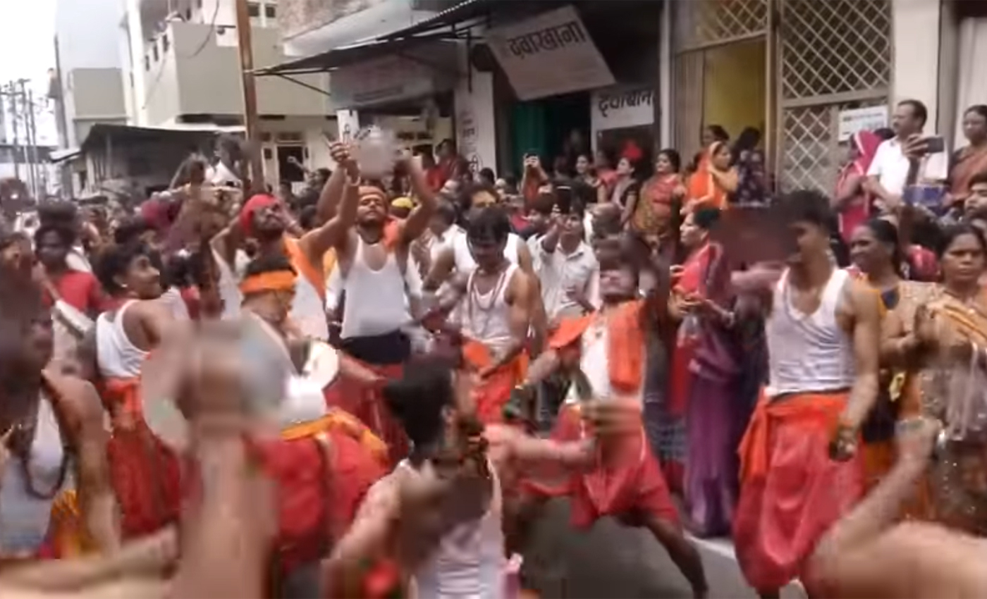 A video shows people in Varanasi celebrating after a Shivling was discovered in the Gyanavapi Mosque.