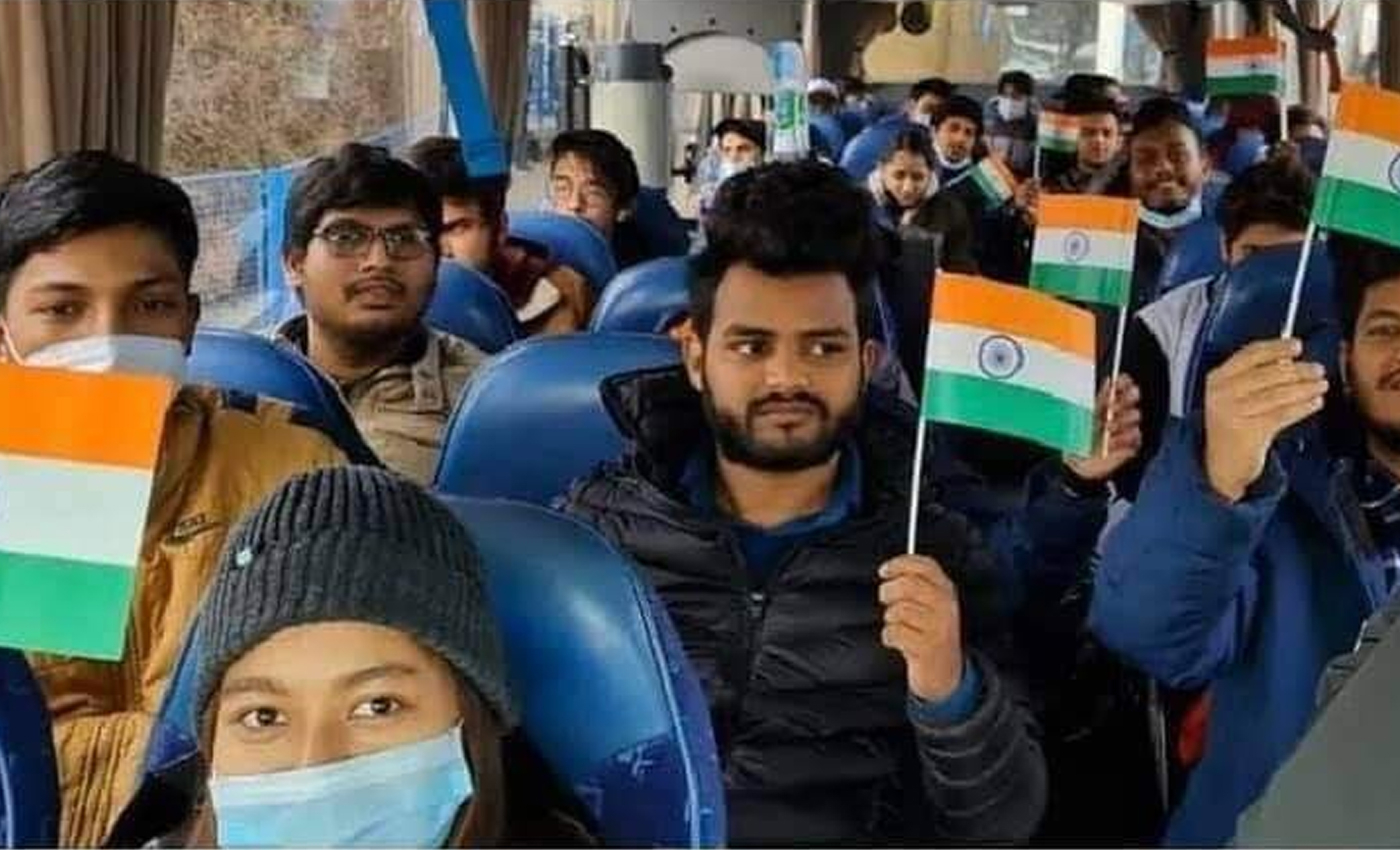 An image shows Pakistani students using the Indian flag to escape Ukraine.