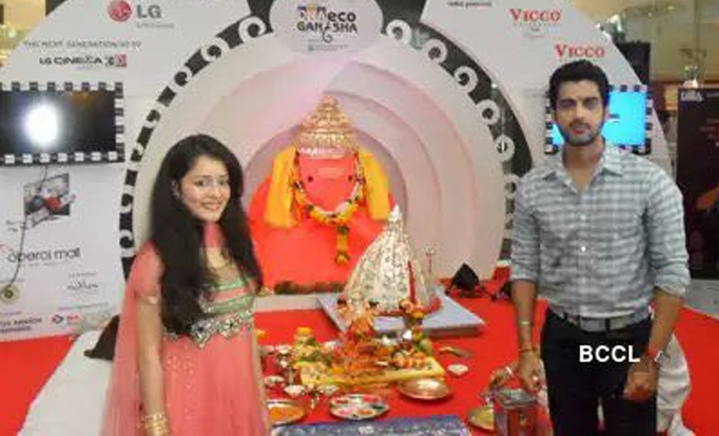 This image shows Indian television actors worshipping Lord Ganpati at Lulu mall in Lucknow, Uttar Pradesh.