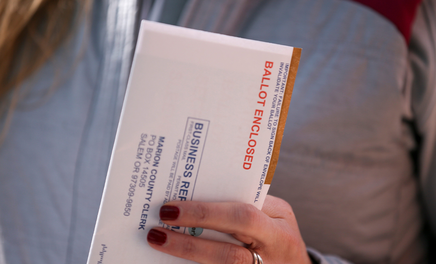 There were many absentee ballots in Georgia without creases.