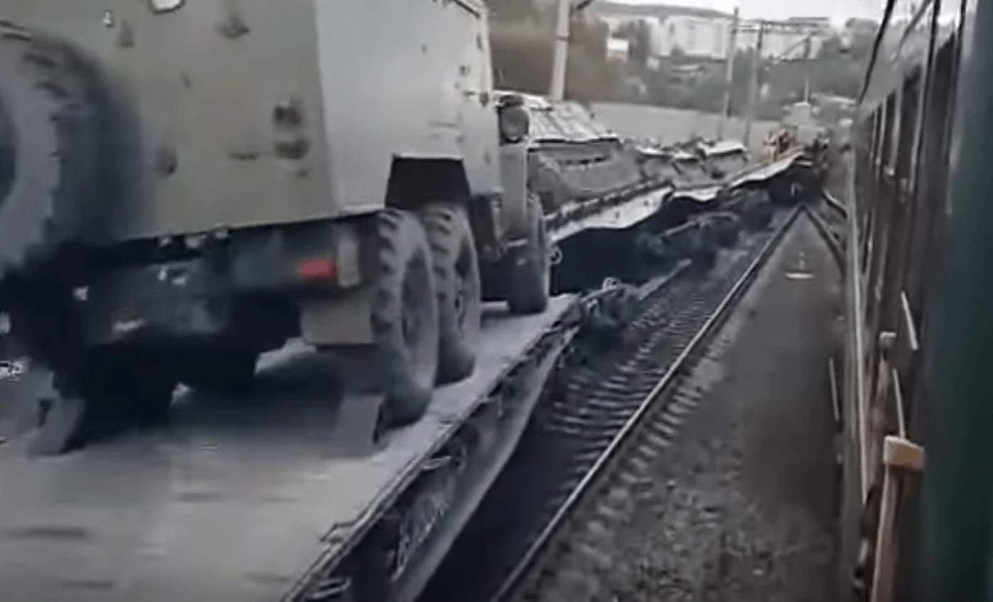 This video shows a western military train sent to assist Ukraine during the 2022 Russian invasion.