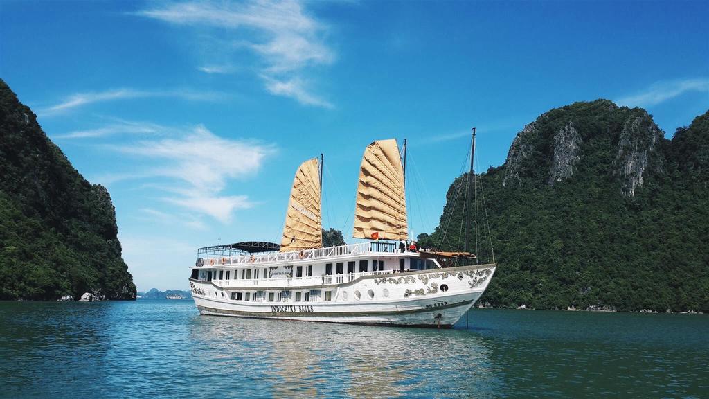 Du Thuyền Đông Dương (Indochina Sails Cruise)