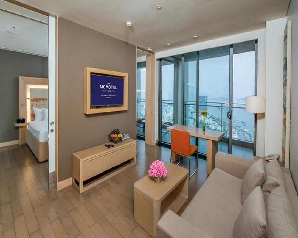 Picture of room Phòng Suite có Ban Công, máy pha cà phê, iPod station và Premier Lounge access